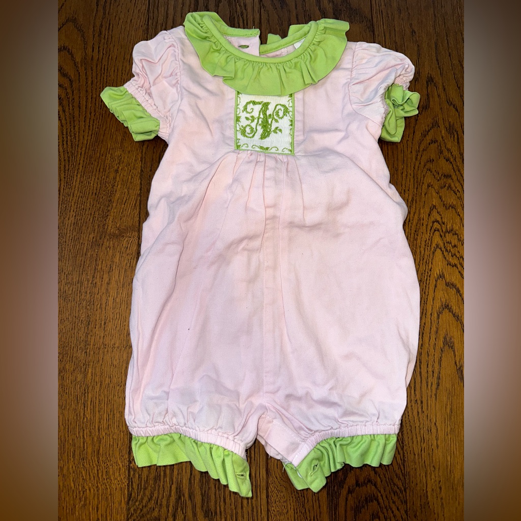 Beaux Et Belles Smocked “N” Monogrammed Romper Size 6 Months